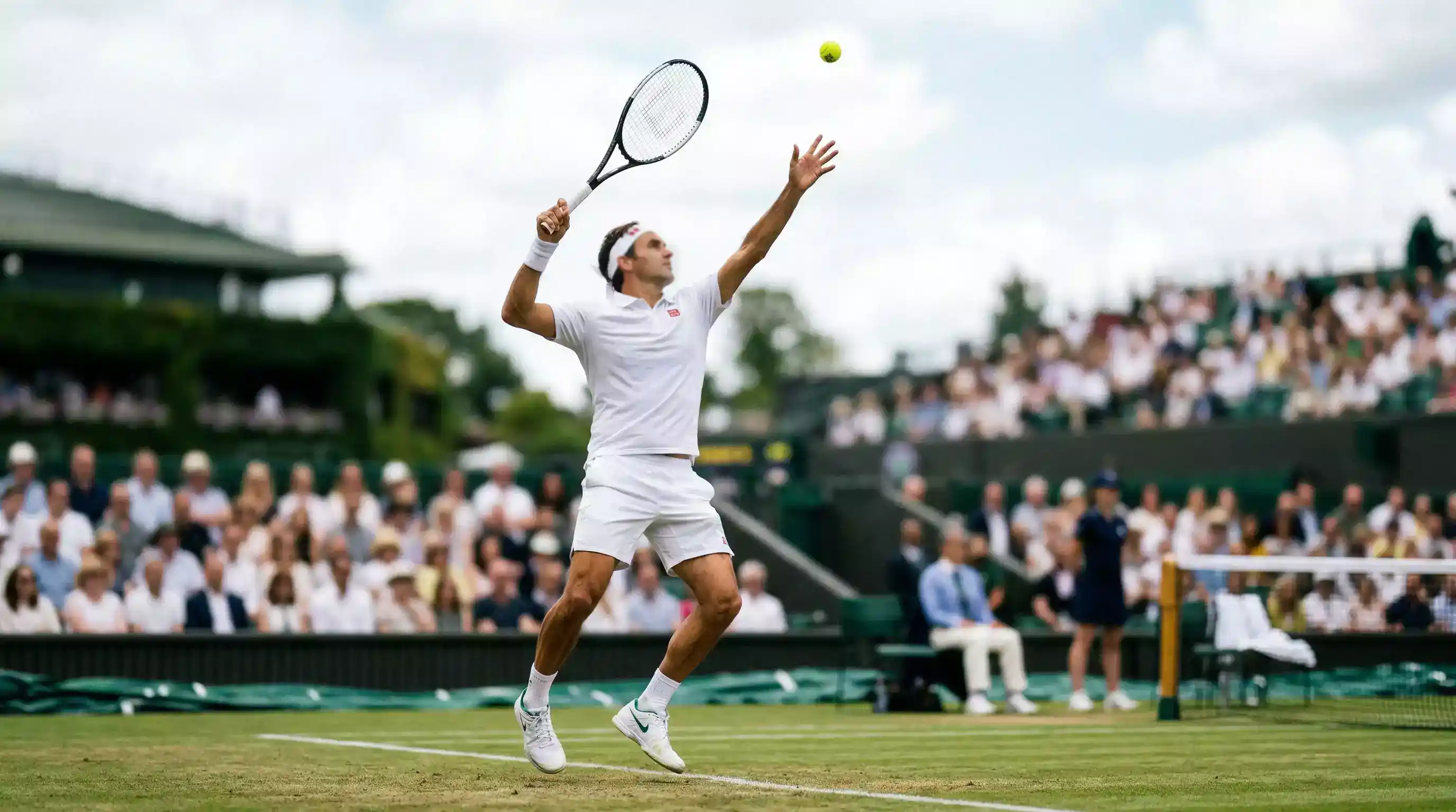 Tennisspelare i aktion under intensiv match på Wimbledon